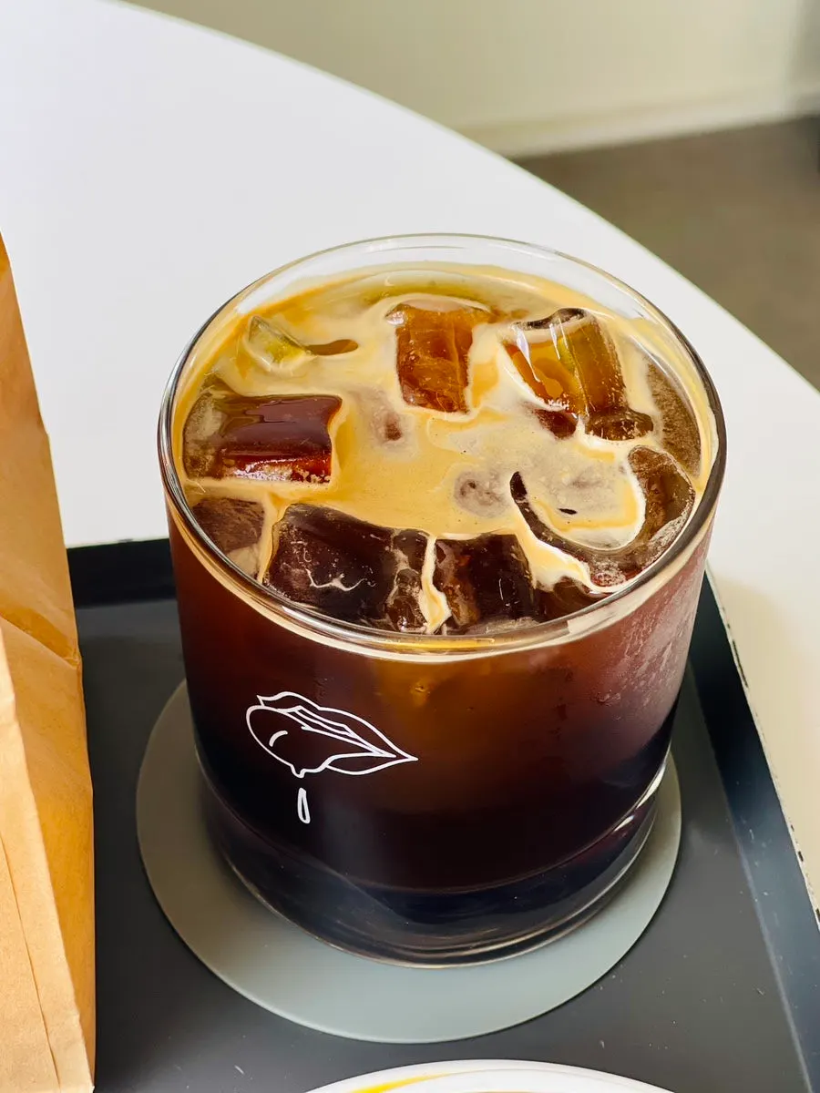 Không gian ghế ngồi và không khí quán Gluttony Coffee
