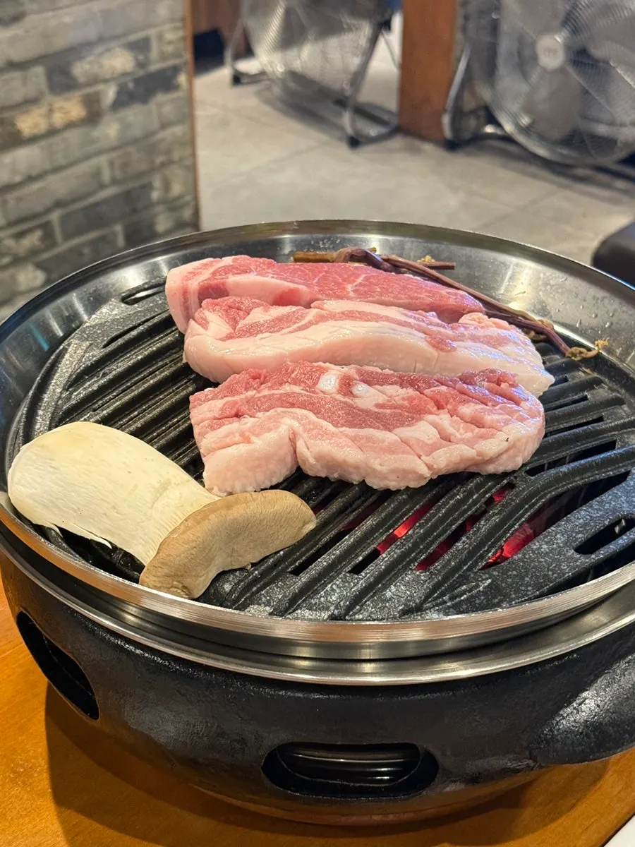 Bậc thầy nướng đang nướng thịt