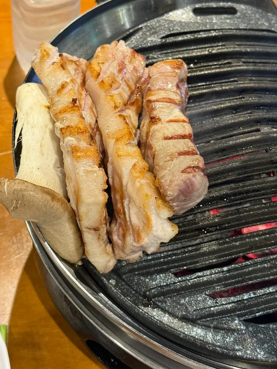Ba chỉ heo nướng trên vỉ than hoa