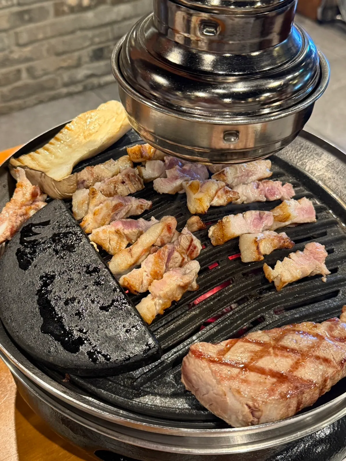 Ba chỉ và nạc vai ủ được nướng vàng đều
