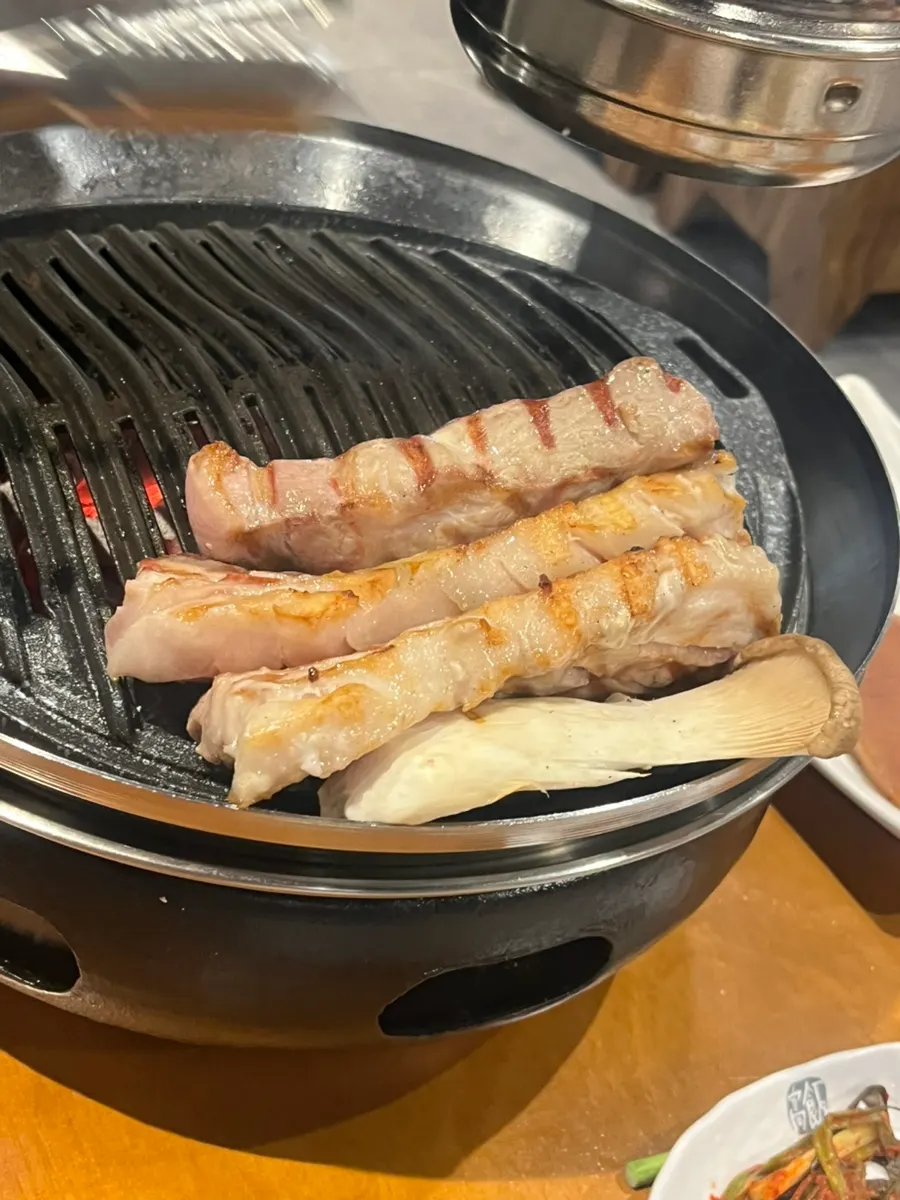 Một miếng thịt cuốn cùng kim chi lá cải mù tạt