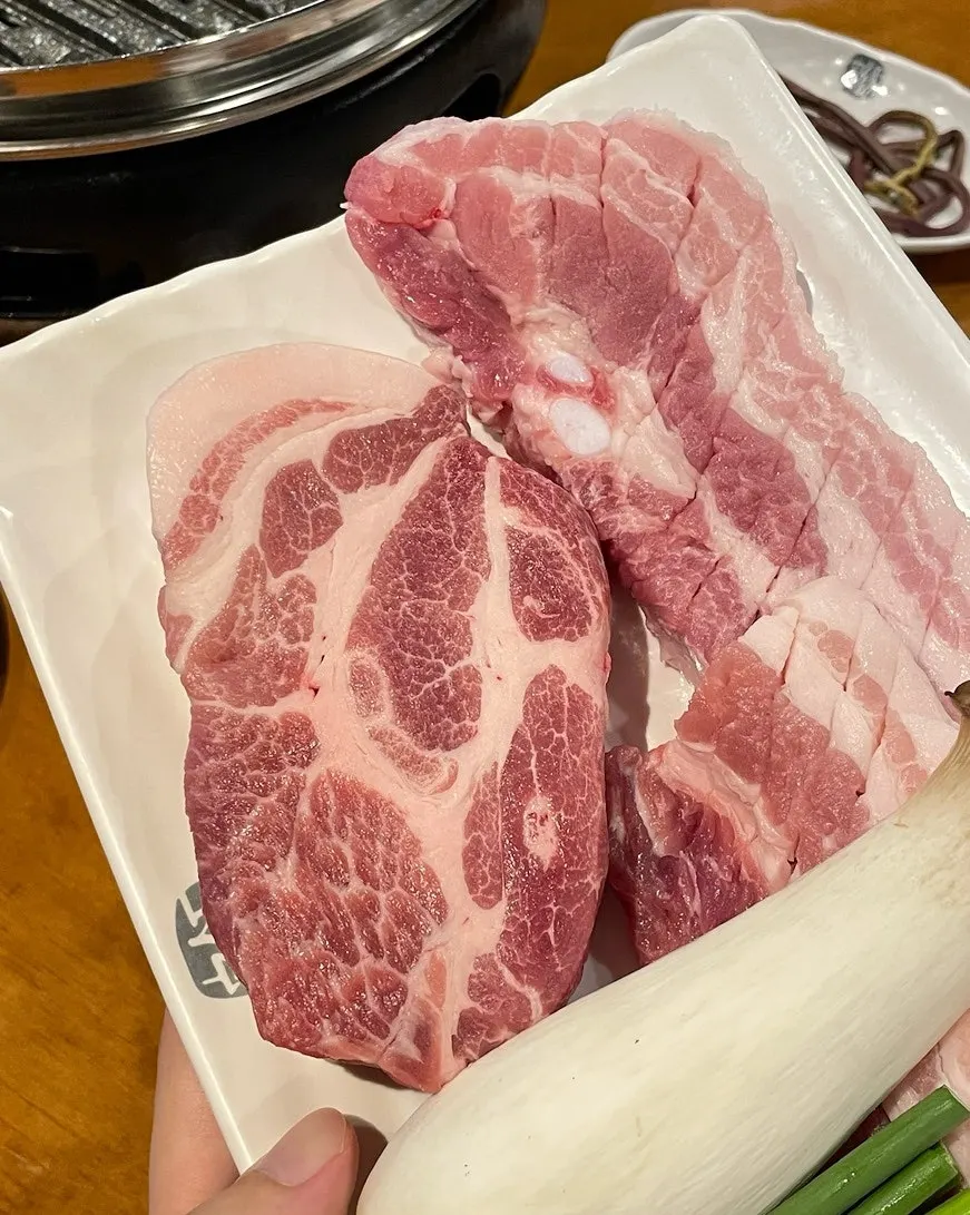 근본 모둠 한판 생고기 상차림