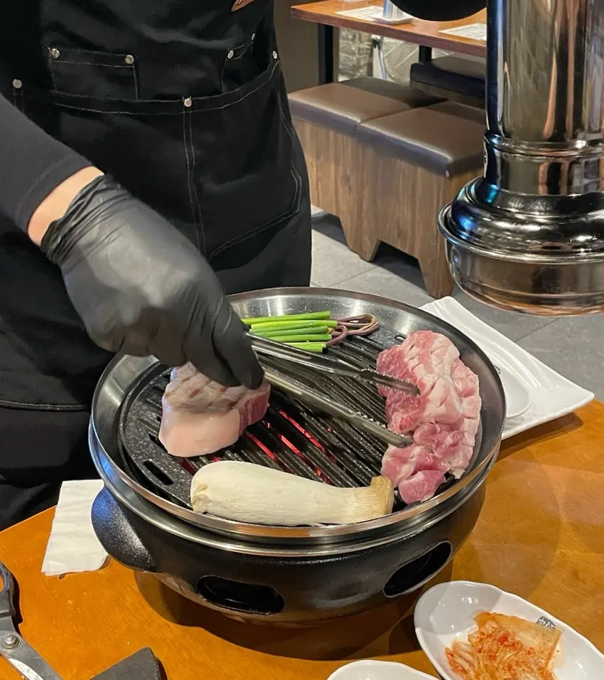 삼겹살과 목살이 담긴 모둠 한판