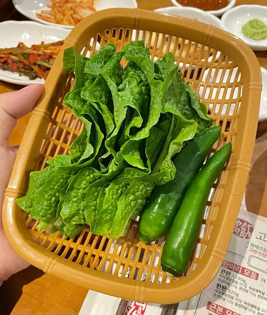 직원이 고기를 굽는 불판 모습
