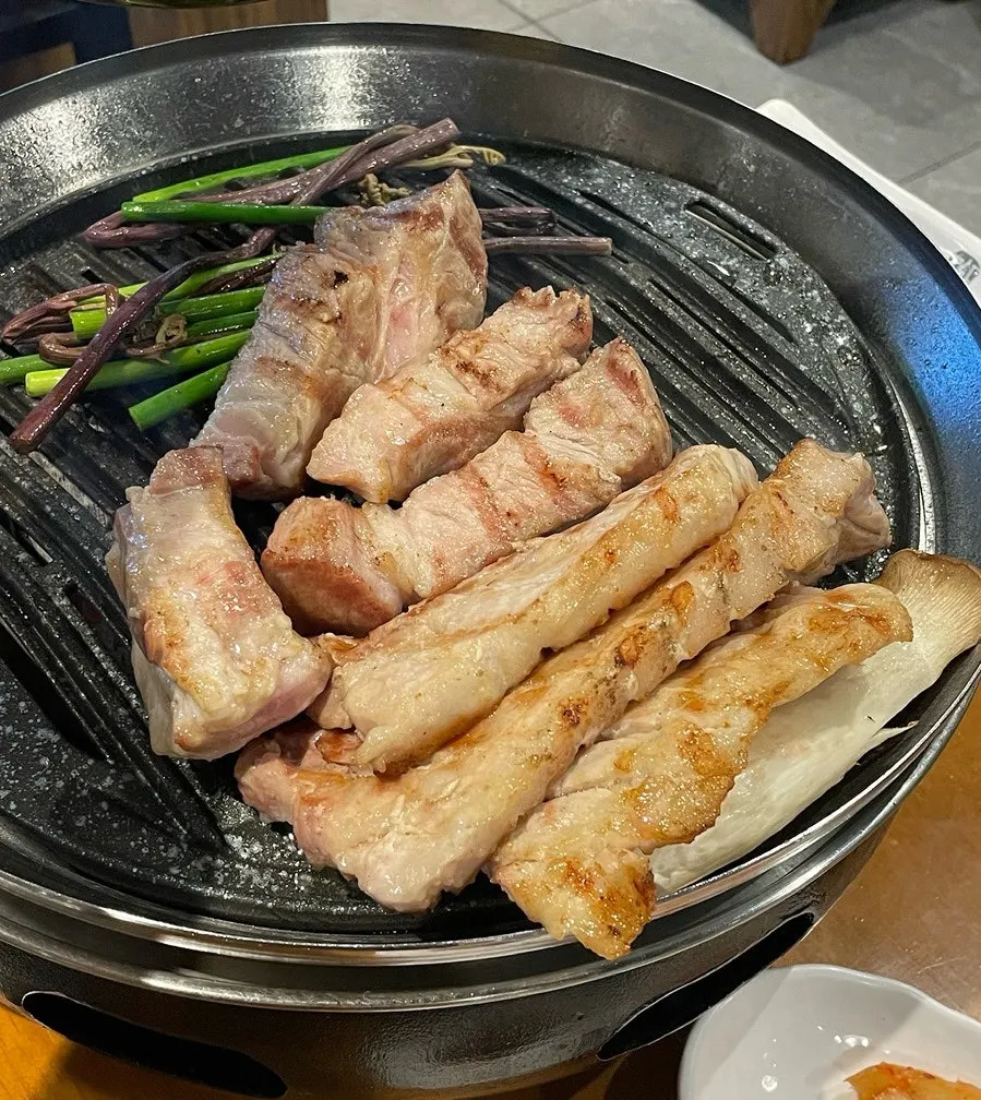 불판 위에서 함께 구워지는 야채