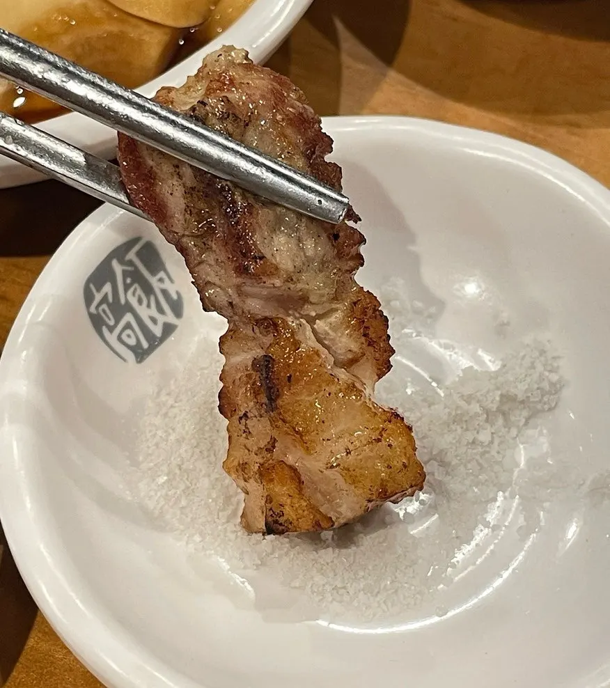 먹기 좋게 잘라 덜어준 삼겹살