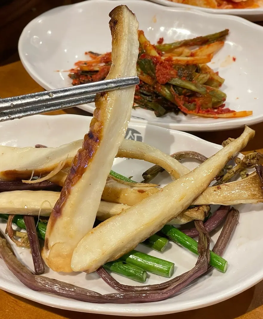 소금에 찍어 먹는 삼겹살 한 점