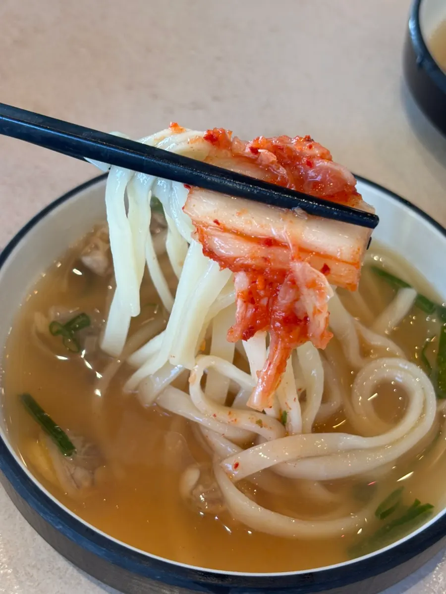 국물에 칼국수 면을 넣어 마무리한 모습