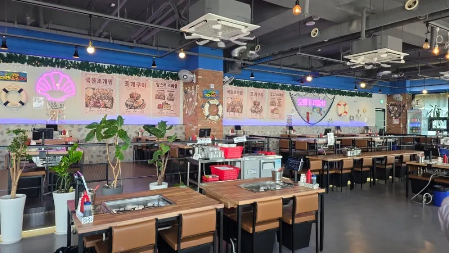 Interior view of the grilled clam restaurant with plenty of tables