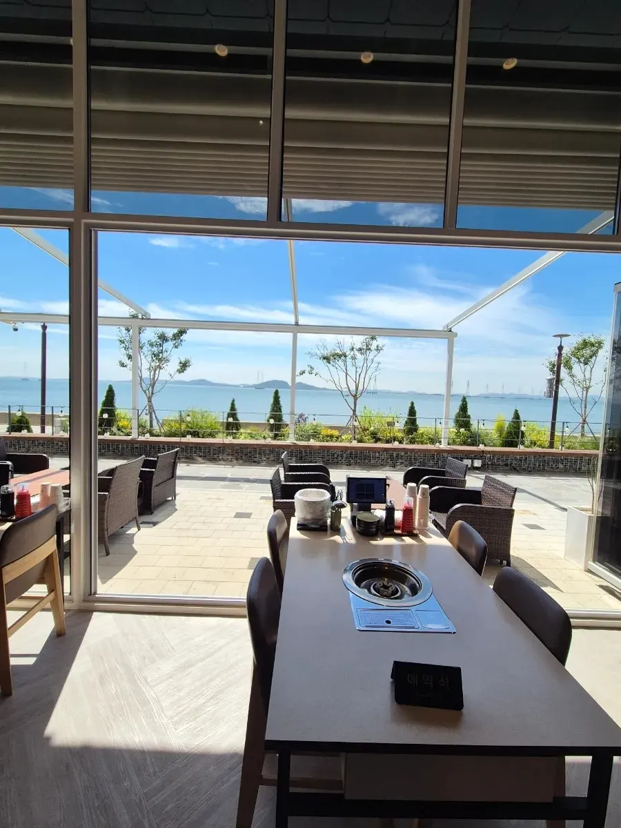 Exterior of Crab Yasijang on the ground floor facing the Geobukseom sea