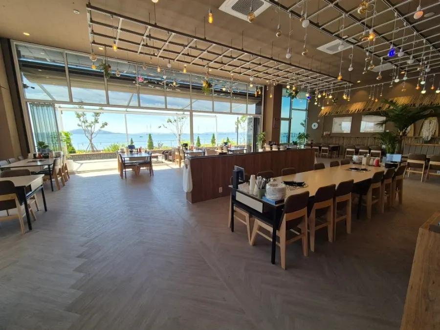 Interior of Crab Yasijang with the sea visible through the windows