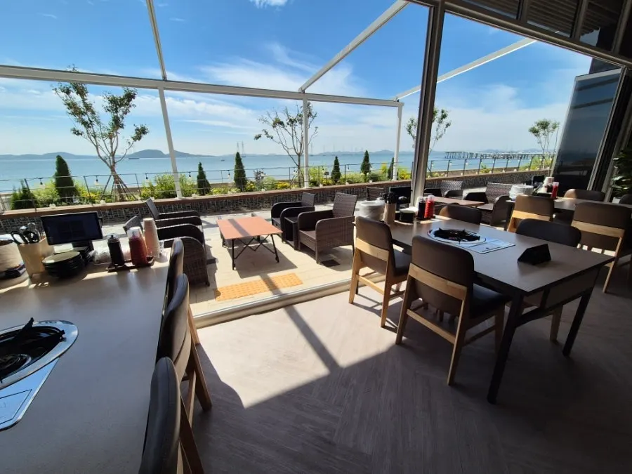 Window seating overlooking the Geobukseom sea view
