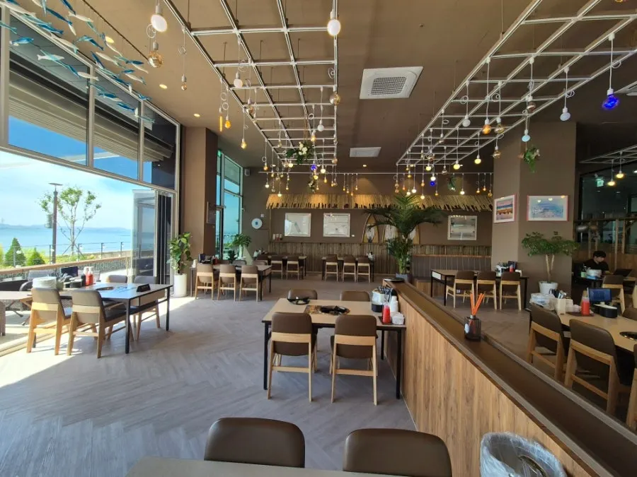 Spacious pub-like hall with group seating