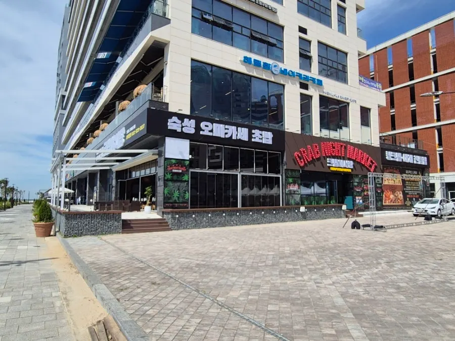 Entrance to the restaurant along the Geobukseom trail