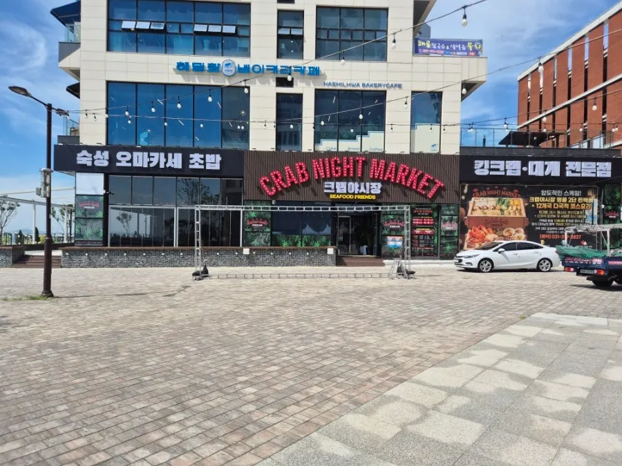 The restaurant and banners seen from the plaza side