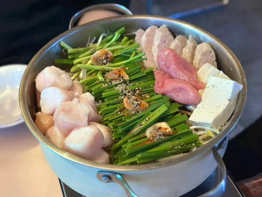 Gobusi Nonhyeon Branch's signature Korean beef large intestine motsunabe hotpot
