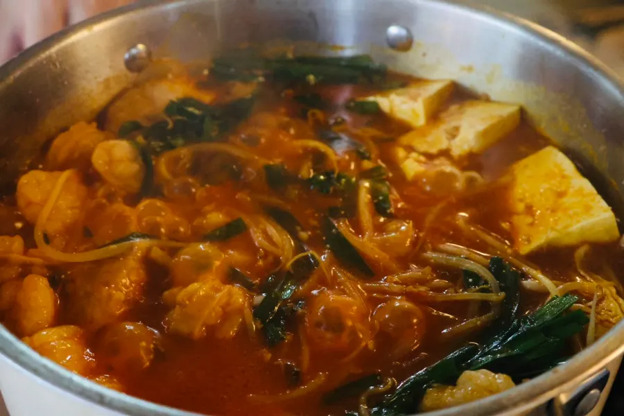 국물에서 건진 통통한 대창 한 점
