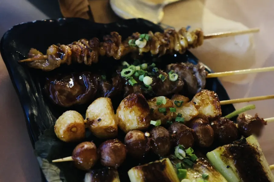모츠나베와 함께 즐기는 야키토리 꼬치