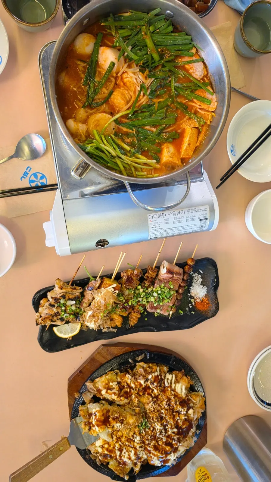Food laid out on the table at Gobusi Nonhyeon Branch