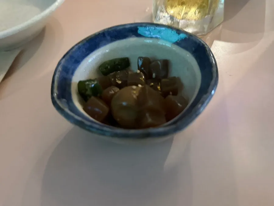 기본 찬으로 나온 메추리알 곤약조림
