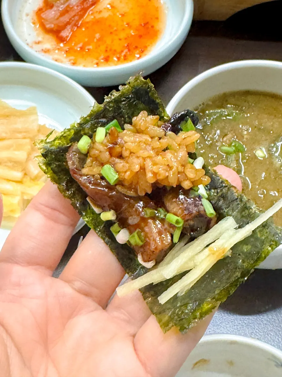 장어구이와 반찬 곁들인 한 상