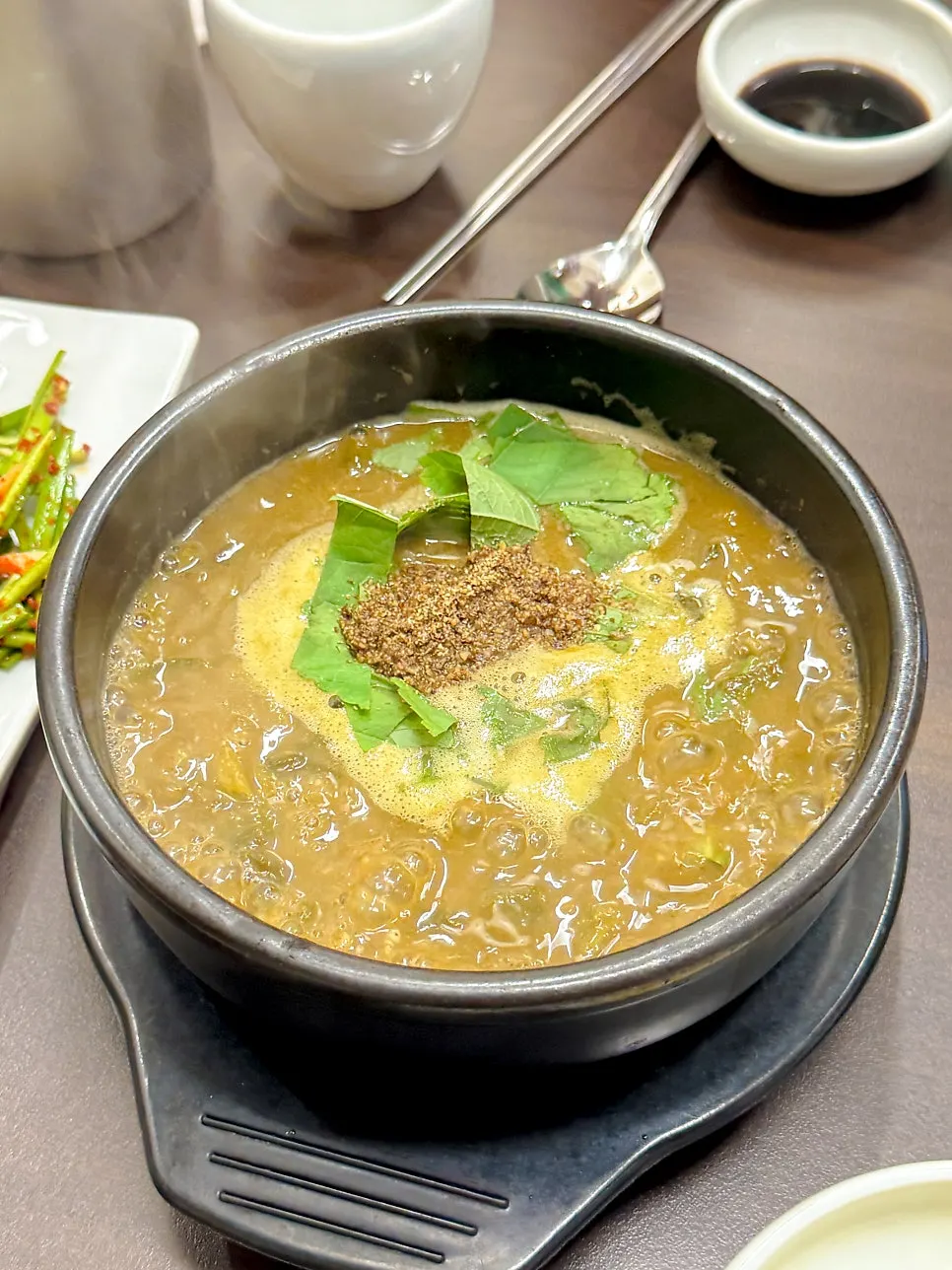 장어 한 마리 통째로 올라간 장어솥밥