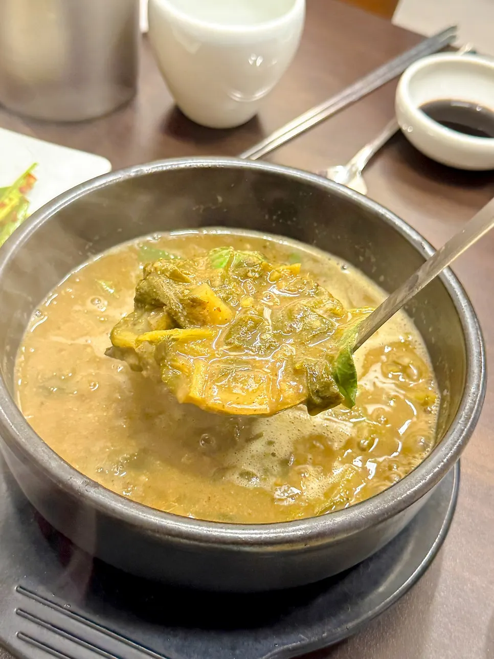 솥밥과 장어를 함께 담은 한 그릇