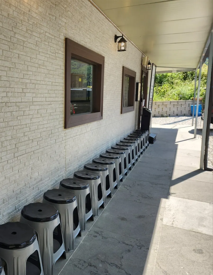 대기 의자에서 바라본 산과 빨간 지붕 벽돌집 풍경