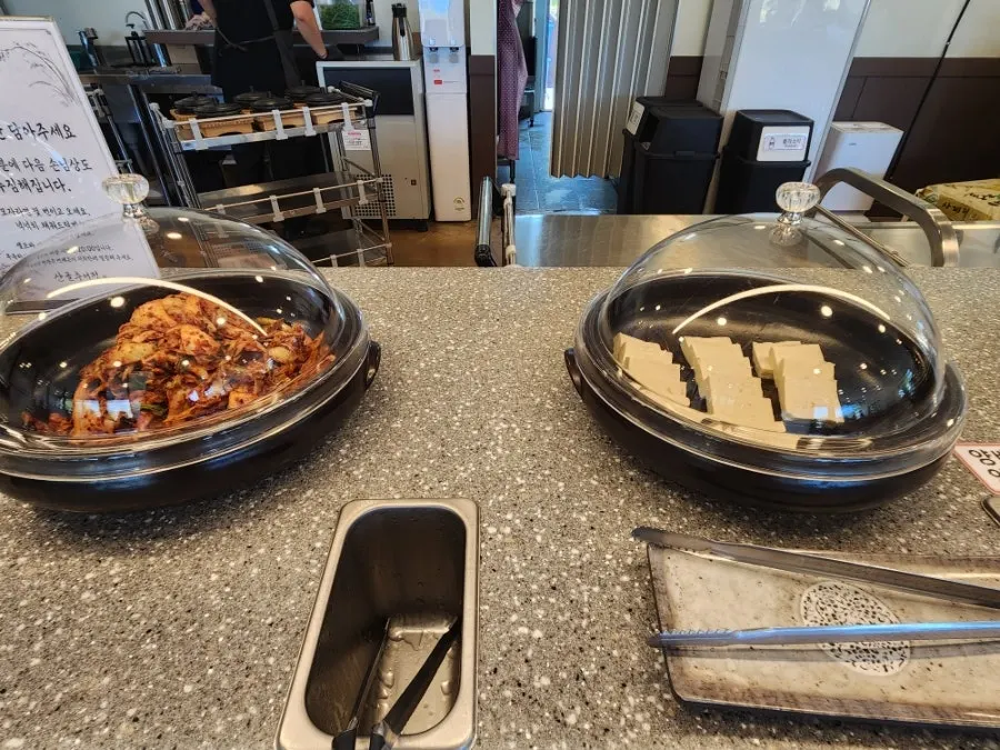 김치와 깍두기가 준비된 셀프바 코너