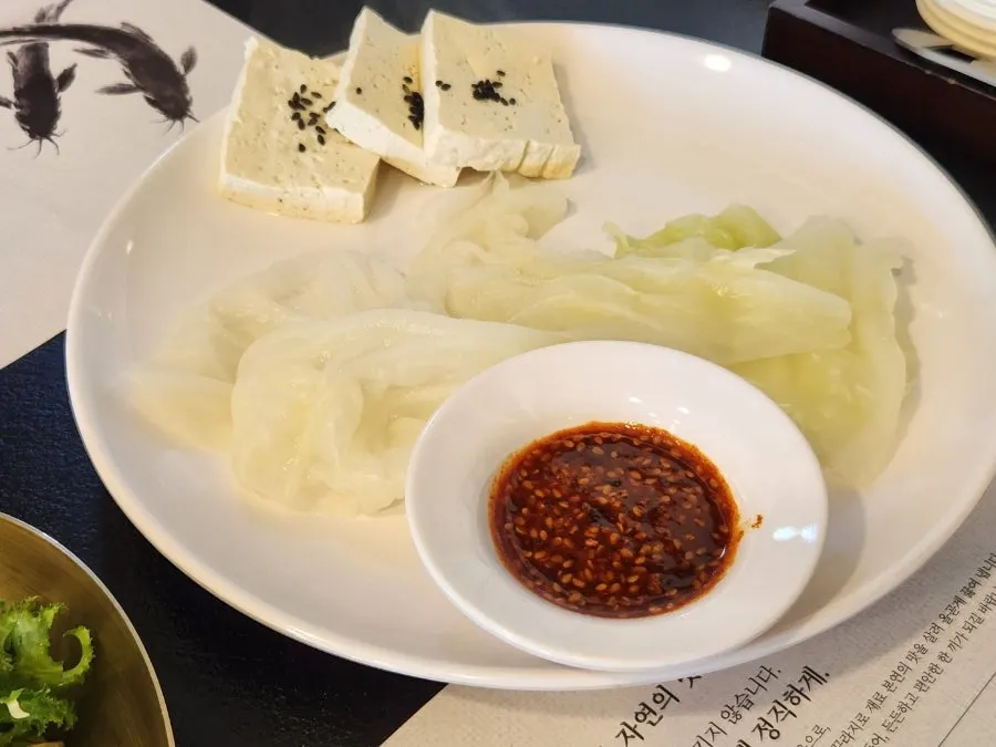 정갈하게 플레이팅된 밑반찬 접시