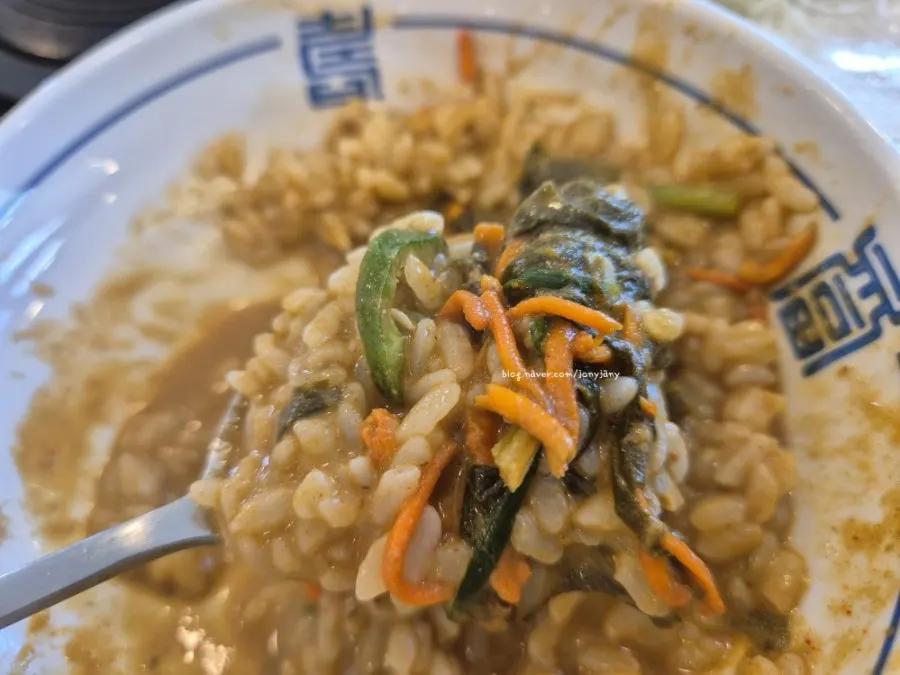 A spoonful of the rich loach soup broth
