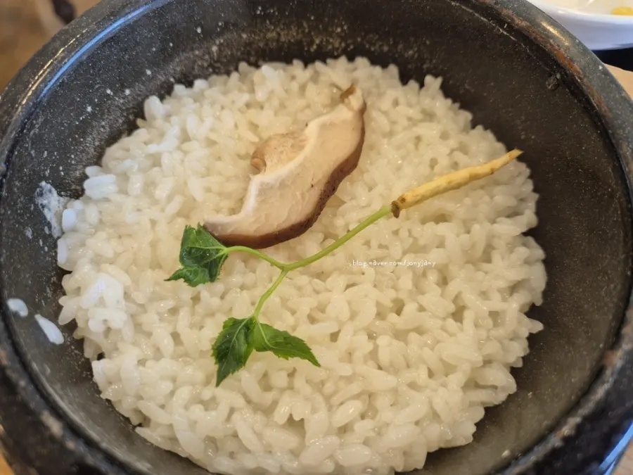 The covered hot pot rice arriving at the table
