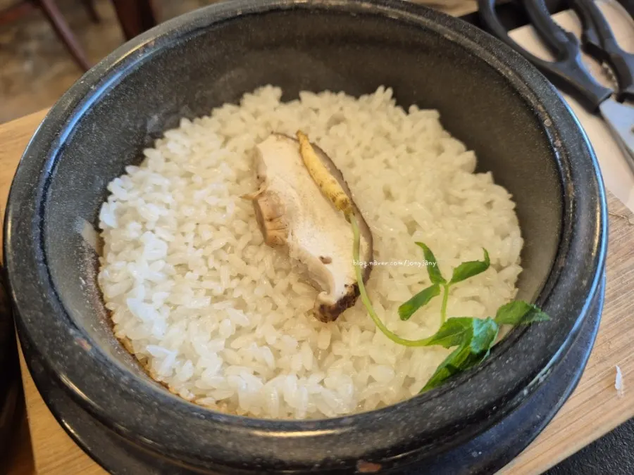 Freshly cooked rice inside the pot