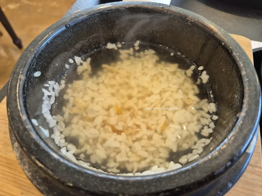 A bowl of hot pot rice eaten together with the loach soup broth