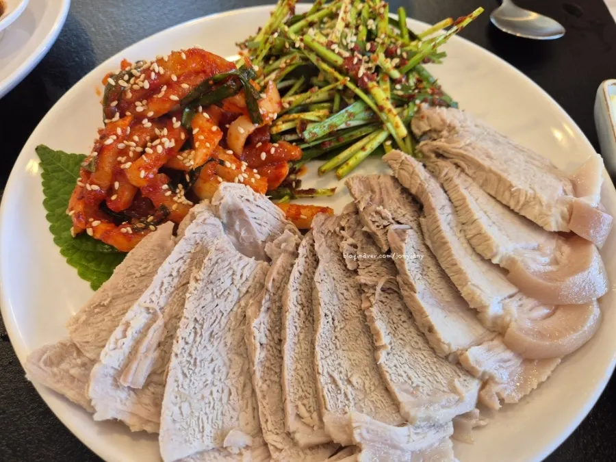 Misugaru and coffee available at the restaurant's exit