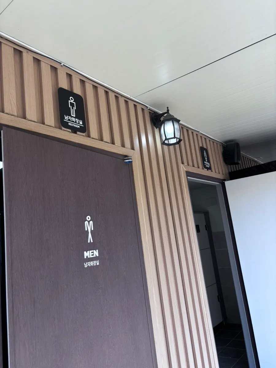 Four-seat tables with wide spacing between them