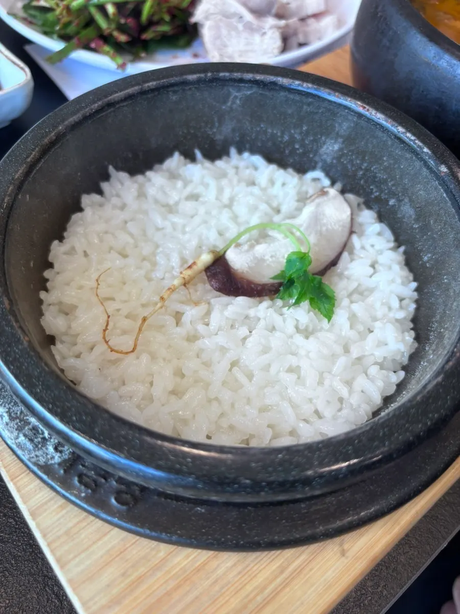 Chueotang set with side dishes