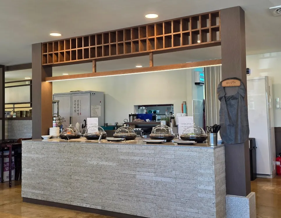 Self-serve bar with lidded side dishes