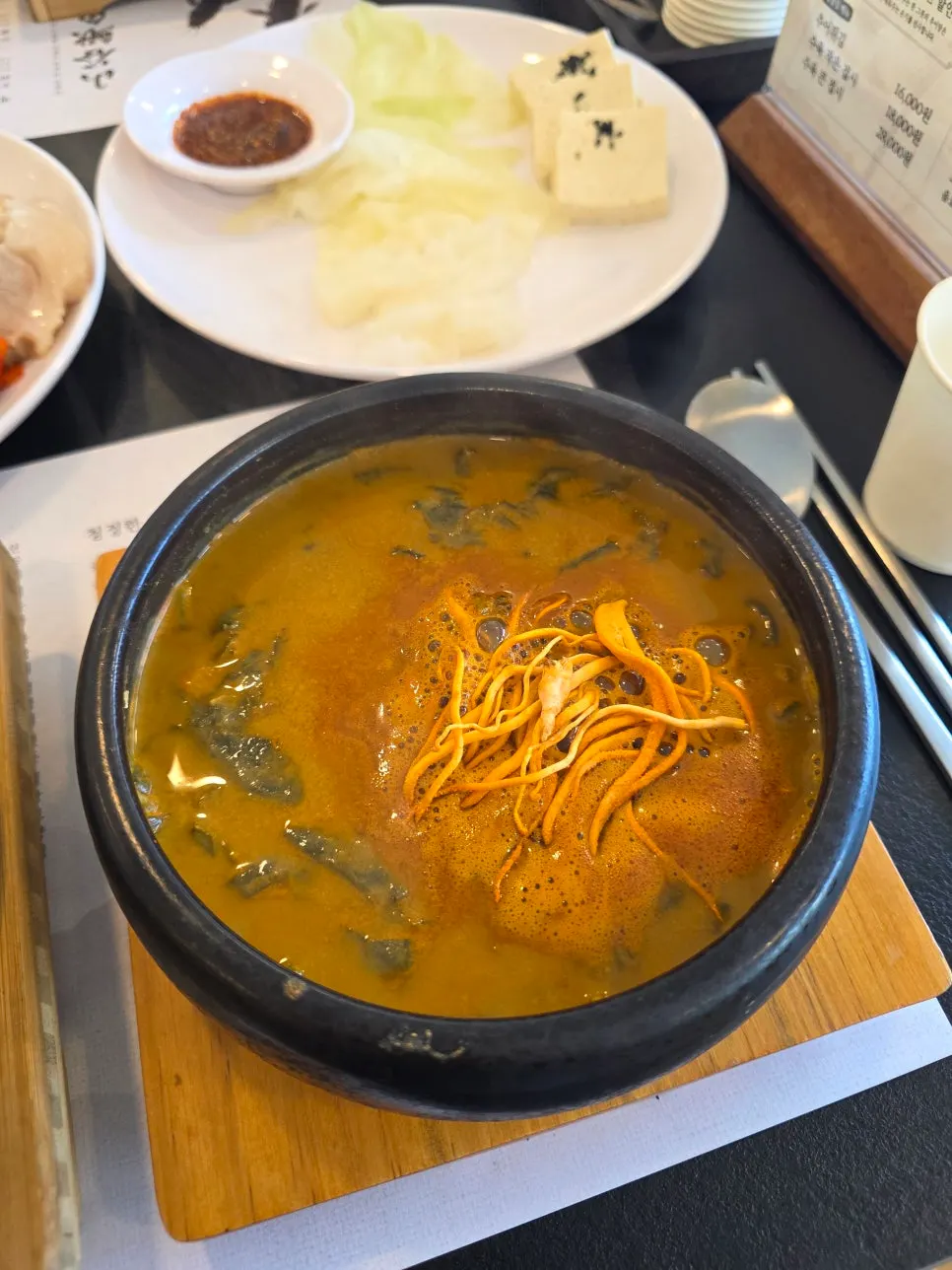 Cordyceps loach soup served in a stone pot
