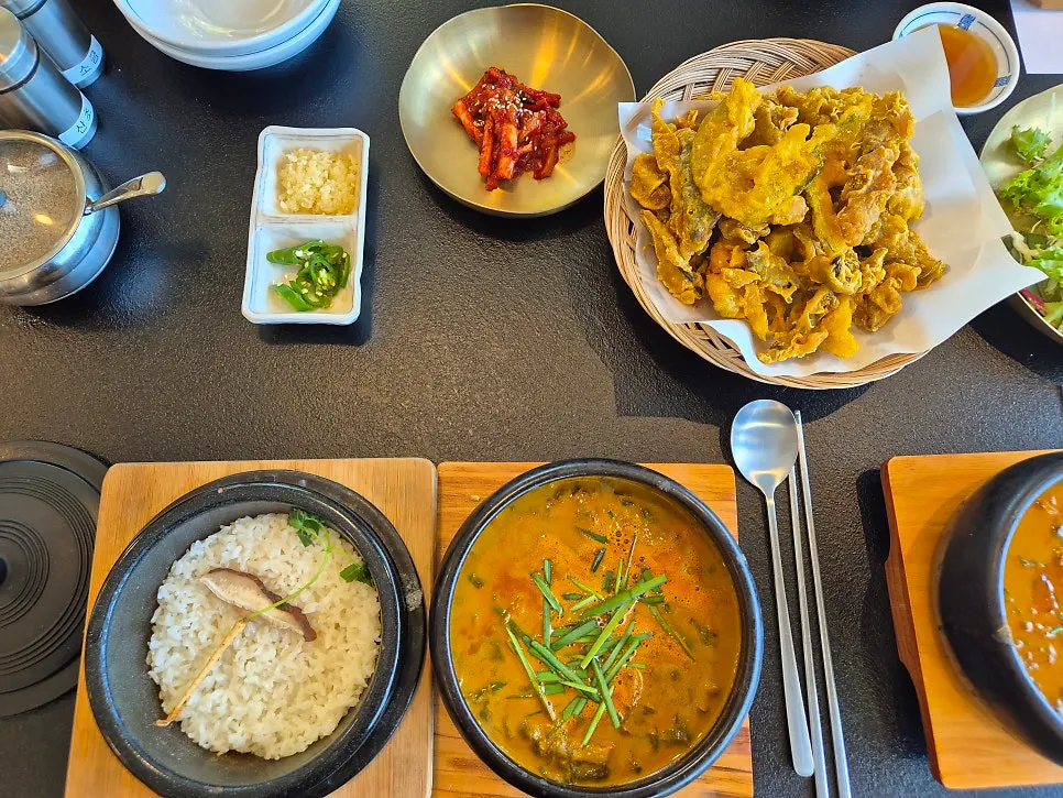 추어탕과 반찬이 놓인 식사 테이블