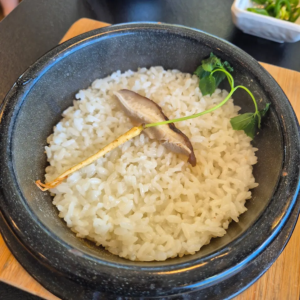 밥양이 넉넉한 개별 솥밥