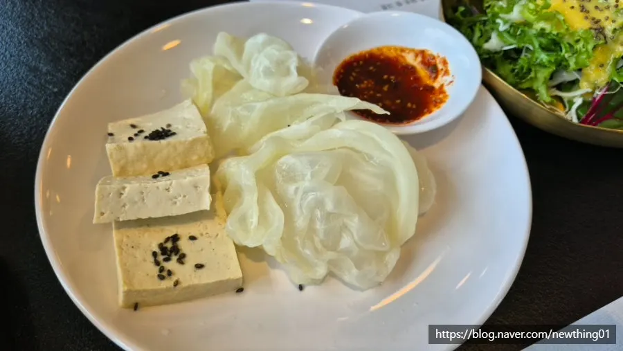 정갈하게 세팅된 밑반찬