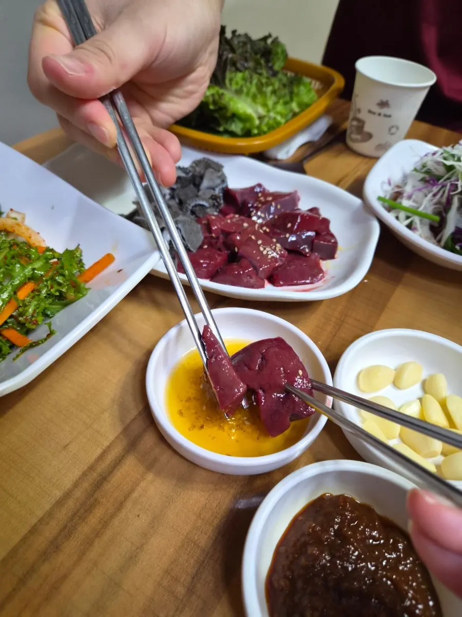 Tripe served with sesame oil dipping sauce