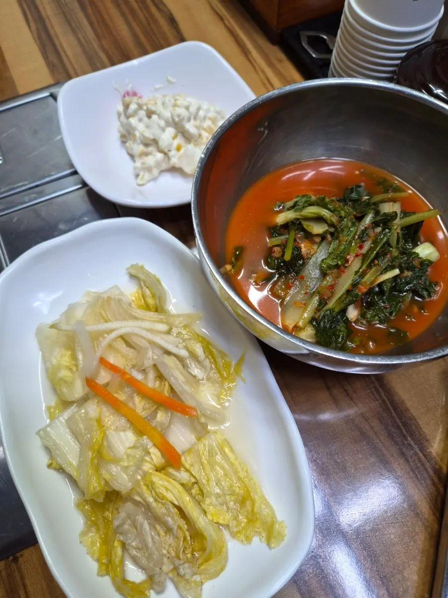 Table setting with Soyangan's five side dishes