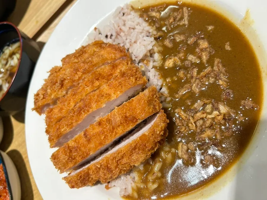 Rich curry with thick pork loin katsu