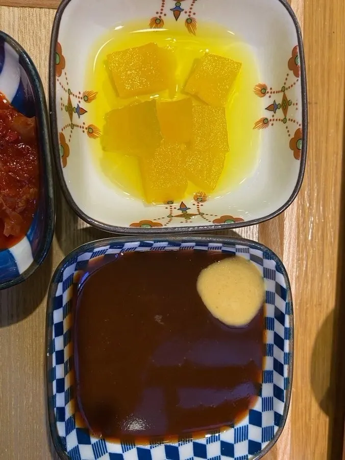 注文したランチスペシャルが並んだテーブル