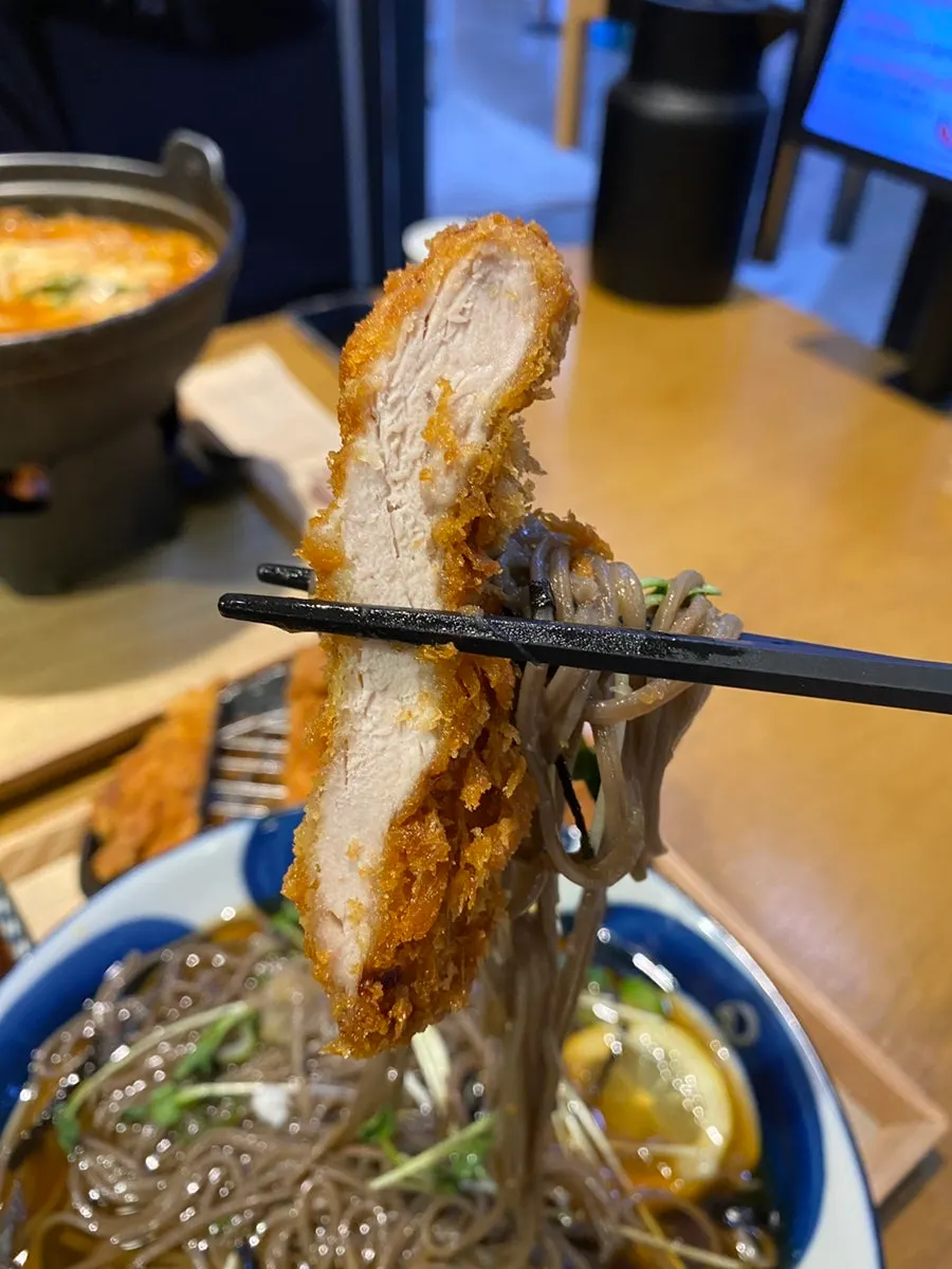 厚めに切られたヒレカツのクローズアップ