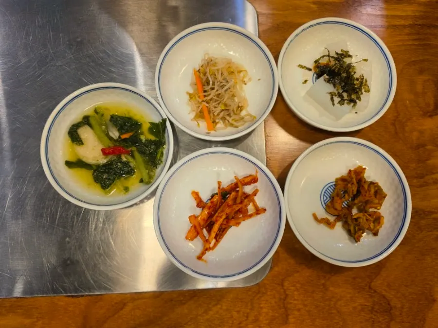 기본 밑반찬 다섯 가지 상차림