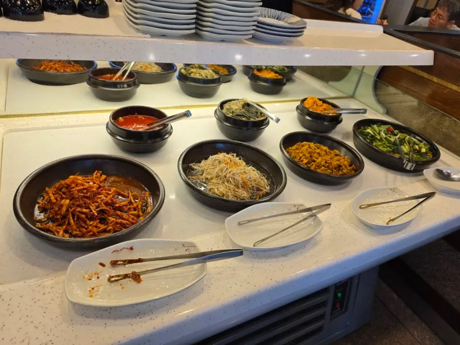 나물과 김치가 놓인 셀프바 코너