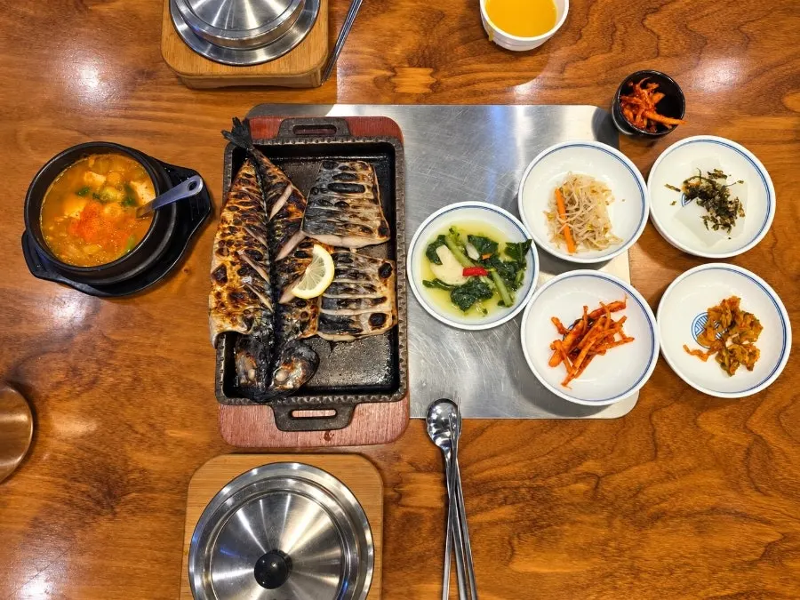 고등어 정식과 삼치 정식 한 상